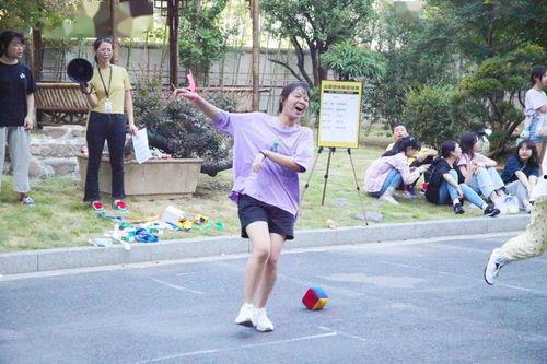 大学生跳舞瓜老师视频,大学生舞蹈热潮背后的瓜老师风采