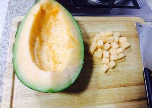 白金星吃哈密瓜,白金星畅享哈密瓜美味时光