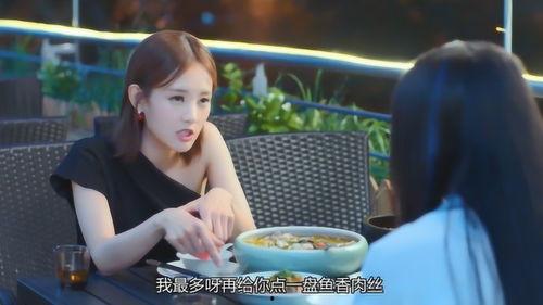 美女看鱼吃料视频,美女镜头下的诱人瞬间